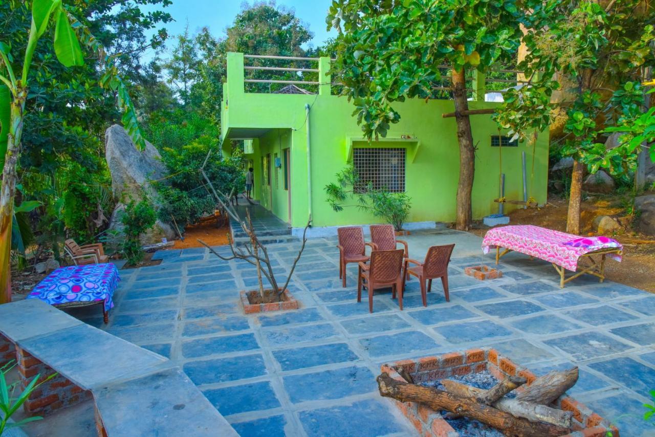 Gopi Plantation Homestay Хампи Экстерьер фото